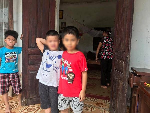 Vụ trao nhầm con ở Ba Vì: 2 đứa trẻ quấn quýt, chơi vui vẻ bên nhau ngày đoàn tụ