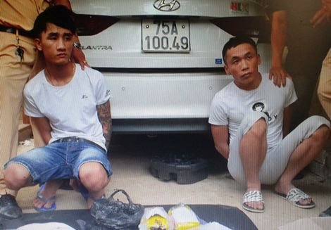 Bắt 2 đối tượng vận chuyển 2kg ma túy đá đi trên taxi