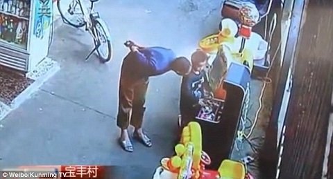 Bé 6 tuổi bị bắt cóc táo tợn bên ngoài siêu thị