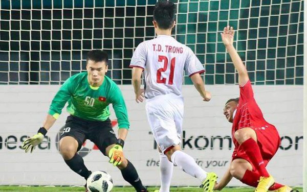 Hành động cực tâm lý của “người nhện” Bùi Tiến Dũng với bố mẹ trước trận gặp U23 Syria