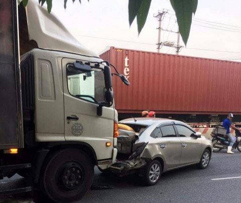 Tai nạn giao thông liên hoàn, xe tải chồm chết 1 phụ nữ đi bộ