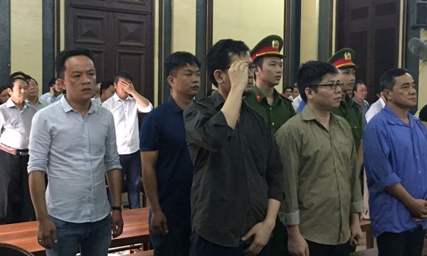 Buôn lậu 'xế hộp' siêu sang, 2 cựu cảnh sát kêu oan