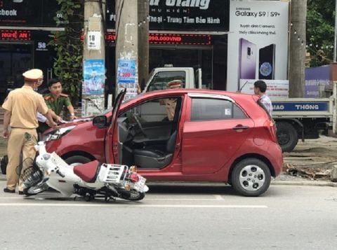 Mở cửa ô tô bất thình lình, nữ sinh đâm sầm ngã trọng thương