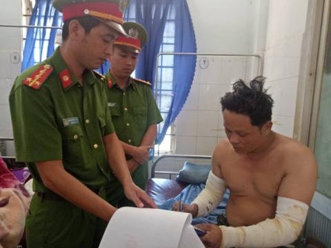 Cháy cửa hàng hoa: Mẹ cứu con bị người tình kéo đi