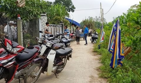 4 học sinh bị sóng biển nhấn chìm: Đám tang cách nhau một hàng rào
