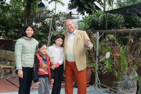 Cuộc sống hạnh phúc của cặp vợ chồng Việt cách nhau 53 tuổi