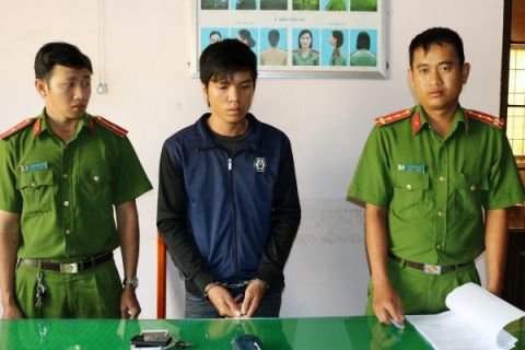 Hai thanh niên nhậu xong không trả tiền, chém luôn chủ quán