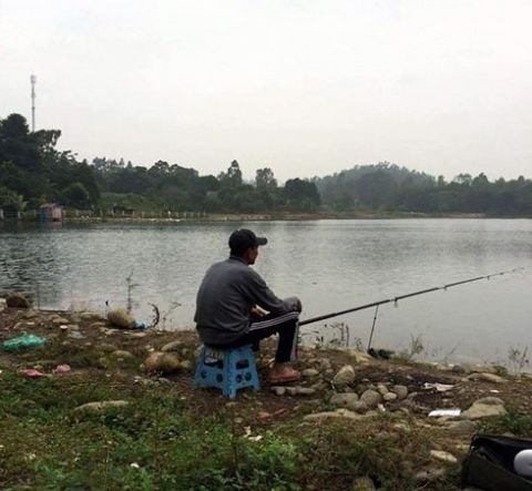 Lương thấp, thầy giáo phải đi câu cá… cải thiện bữa ăn!