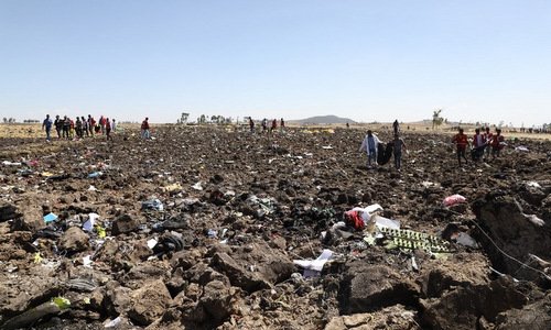 Máy bay Ethiopia bốc khói, lượn gấp trước khi lao xuống đất