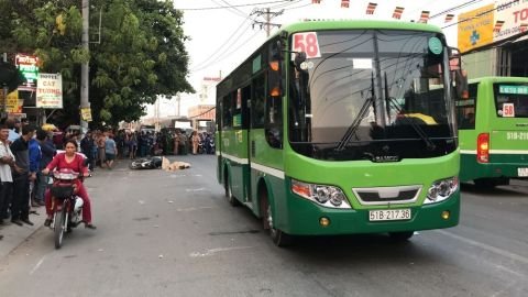 Người đàn ông bị xe buýt cán chết thương tâm trên phố Sài Gòn