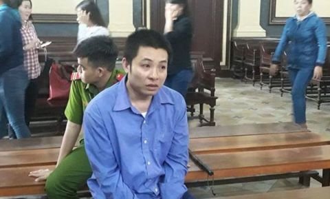 Nổi cơn ghen sau khi đọc tin nhắn, chồng đâm vợ tử vong