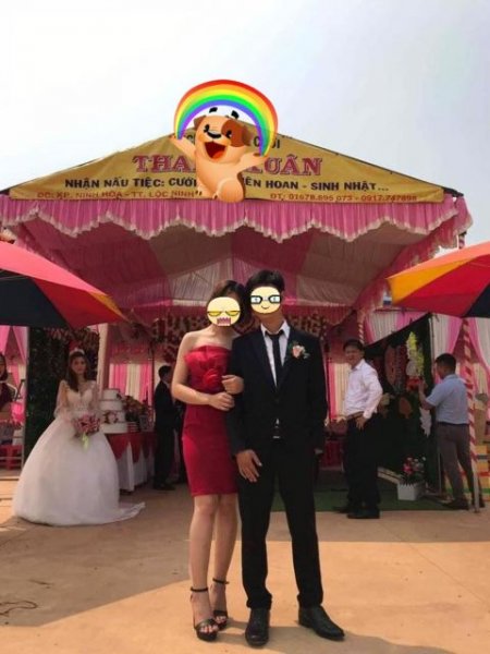 Sự thật bức ảnh chú rể khoác tay, tươi cười với 'tình cũ' trong đám cưới