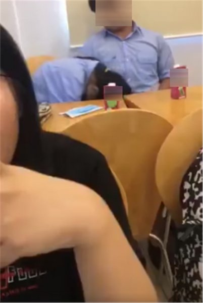 Phẫn nộ đoạn clip cặp đôi học sinh thản nhiên 'quan hệ' giữa cửa hàng tiện lợi