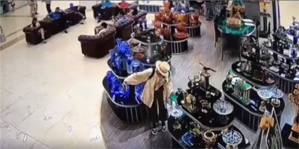Mải mê sống ảo, Bella bất ngờ làm đổ chiếc bình quý giá 17 triệu đồng