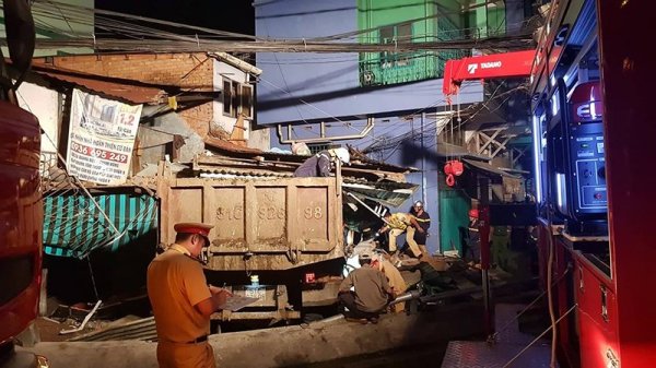 Xe ben tông sập nhà ở cầu Chánh Hưng, nhiều người thoát chết