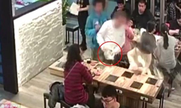 Cô gái bị tạt cả nồi nước lẩu sôi vào người chỉ vì lý do nhỏ nhặt này
