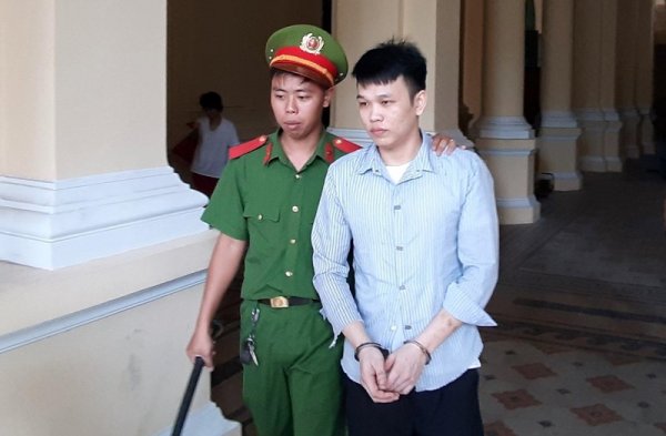 Đâm vợ sau khi nghe trách 'không lo được để người khác lo'