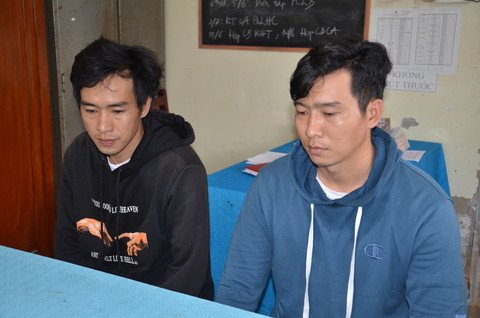 Kẻ cho vay nặng lãi xịt hơi cay vào mặt con nợ để đòi tiền