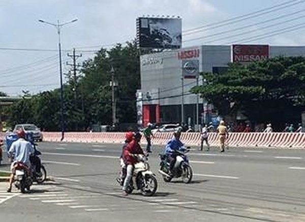 Khống chế kẻ ngáo đá cướp dao đuổi chém người trên đường