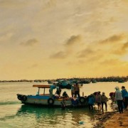 Buổi sáng nhộn nhịp đón thuyền cá về bờ ở Cù Lao Thu