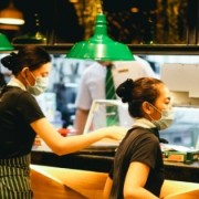 Thực khách văn minh không làm 9 điều này ở nhà hàng, quán nước