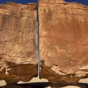 Vết cắt chia đôi tảng đá vạn năm đầy bí ẩn ở Arab Saudi