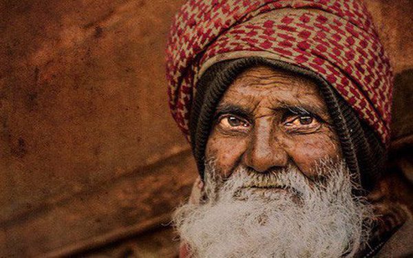 Cậu bé lưu manh trêu chọc ông lão cả chục lần, bỗng quỳ cầu xin tha thứ chỉ vì một câu nói