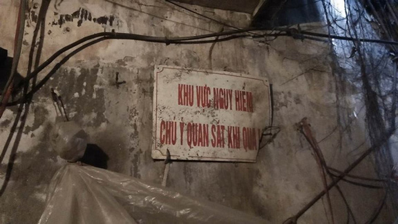 Cuộc sống vẫn tiếp diễn bên trong những căn nhà nhỏ nhất Hà Nội