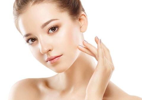 Thực hiện 6 động tác này trước khi đi ngủ, thức dậy bạn sẽ thấy da mặt căng mịn, hồng hào như em bé