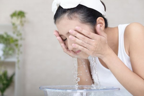 Mách Nàng 5 Tips Giữ Ẩm Cho Làn Da Mềm Mượt Trong Mùa Hanh Khô