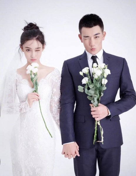 Trương Hinh Dư có cả BST son và tủ đồ trang điểm toàn các món mỹ phẩm đắt tiền
