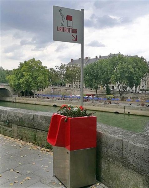 Bồn tiểu công cộng đỏ chói tại Paris bị phản đối dữ dội vì làm mất nét đẹp cổ kính ở đây