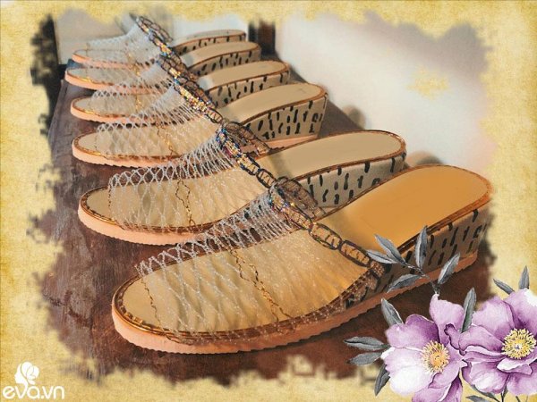 Không ngờ dép lưới trứ danh một thời của bà, của mẹ ‘rũ bùn đứng dậy sáng lòa’ đến thế