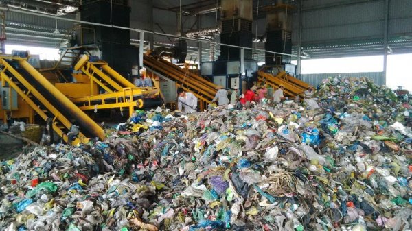 Hình ảnh bãi rác khổng lồ ở Hội An sẽ khiến bạn giật mình về lượng tiêu thụ túi nilon, hộp nhựa mỗi ngày