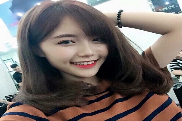 Xu hướng tóc ngắn uốn cụp: Để tạo điểm nhấn cho phong cách của bạn, hãy bắt đầu với kiểu tóc ngắn uốn cụp trẻ trung và tinh tế. Kiểu tóc này đang là xu hướng hot nhất hiện nay, hứa hẹn sẽ mang lại sự mới mẻ và đầy phong cách cho bạn.