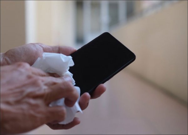 Cách vệ sinh điện thoại, laptop, tủ lạnh, máy giặt... để đón Tết