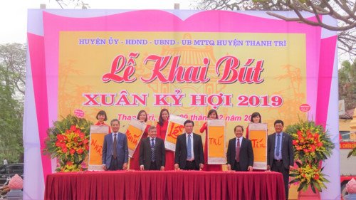 Khai bút đầu xuân với “Nhân”, “Nghĩa”, “Lễ”, “Trí”, “Tín”.