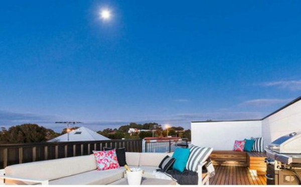 Ngôi nhà sát biển có ban công tuyệt đẹp