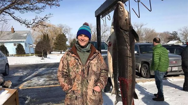 Ngư dân Mỹ bắt được cá tầm 130 tuổi