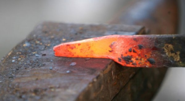 Tại sao trên phim, người ta thường ấn lưỡi gươm nung nóng lên vết thương?