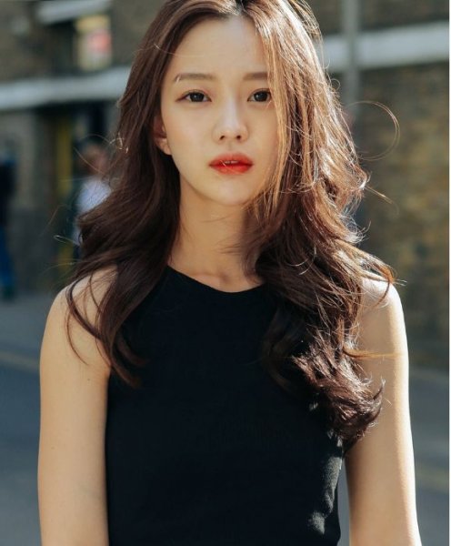 Tóc rẽ ngôi giữa là một trào lưu đầy phong cách của Hàn Quốc. Hãy xem hình ảnh này để tìm kiếm thiết kế tóc mới cho bản thân.