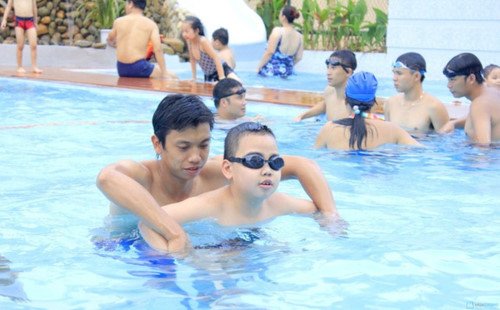 Bến Tre phấn đấu 38,7% trẻ từ 6-15 tuổi biết bơi năm 2019