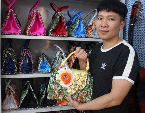 Giáo cụ trực quan bằng vật liệu tái chế của thầy giáo trẻ