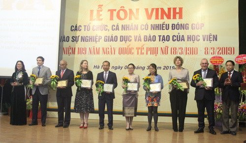 Học viện Nông nghiệp Việt Nam tôn vinh các nữ nhà giáo
