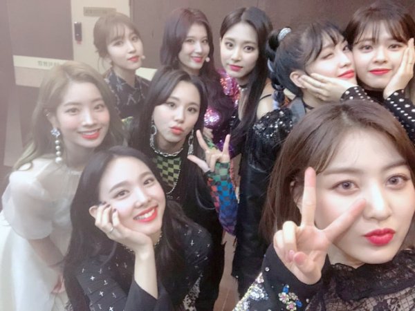 Nếu luôn tự hỏi Twice hay dùng son gì mà xinh thế thì đây là câu trả lời cho bạn