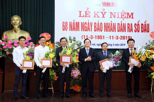 Trao tặng Kỉ niệm chương Vì sự nghiệp Giáo dục cho cán bộ Báo Nhân dân