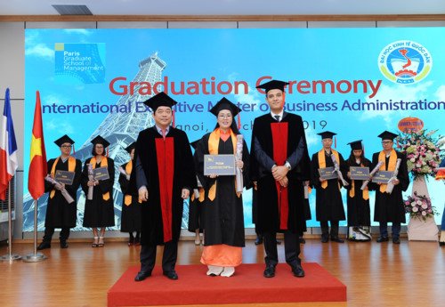 Trường ĐH KTQD: 34 sinh viên nhận bằng tốt nghiệp MBA điều hành quốc tế