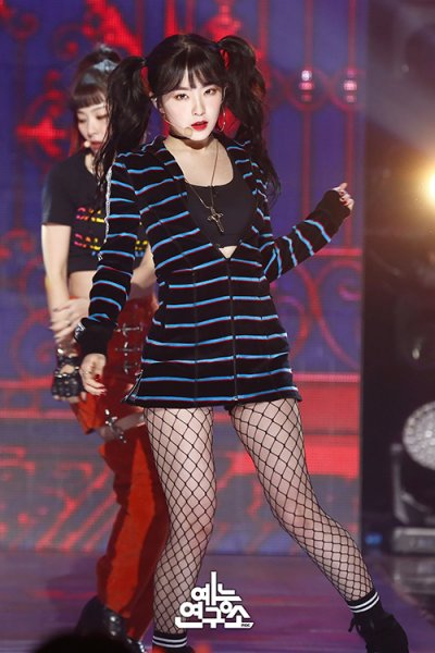 Dàn idol Hàn chân không dài vẫn chinh phục thành công mốt tất lưới