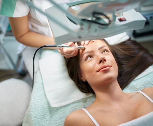 Cùng soi liệu trình điều trị mụn chuyên sâu tại Spa có gì khác ở nhà?