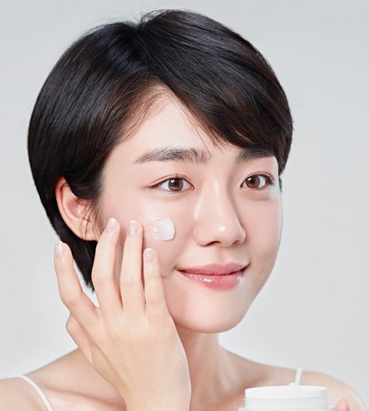 Làn da trắng hồng rạng rỡ chỉ với 8 bước skincare đơn giản mỗi tối sau